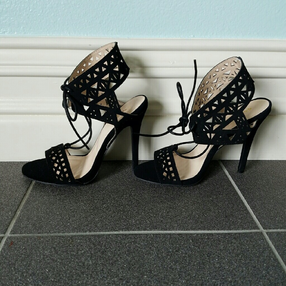 Adorable Lazer Cut Tie Sandals - Picture 4 of 4